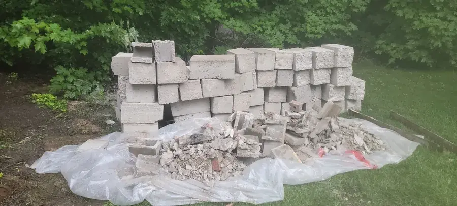 Blocs de béton retirés d'un mur de fondation, empilés sur une toile