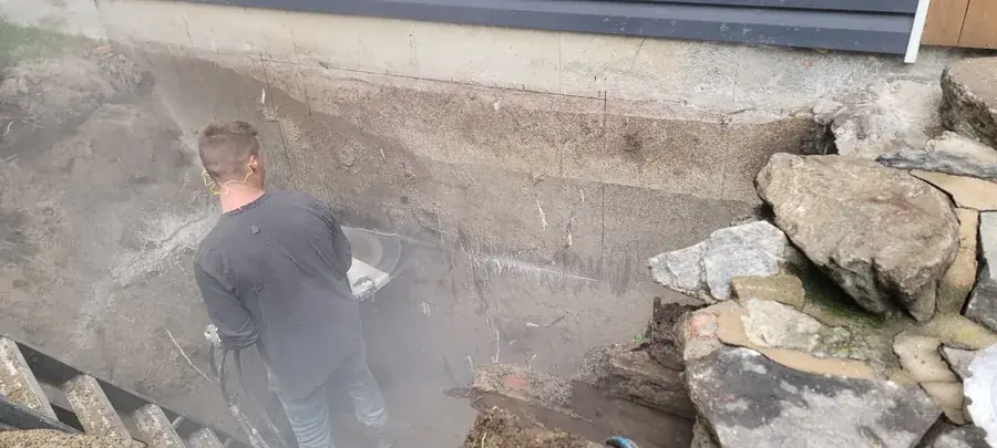 Découpe d'une ouverture dans un mur de fondation, vue de l'excavation