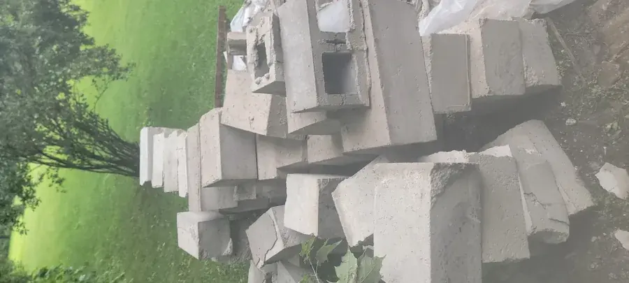 Pile de blocs de béton issus de l'ouverture d'un mur