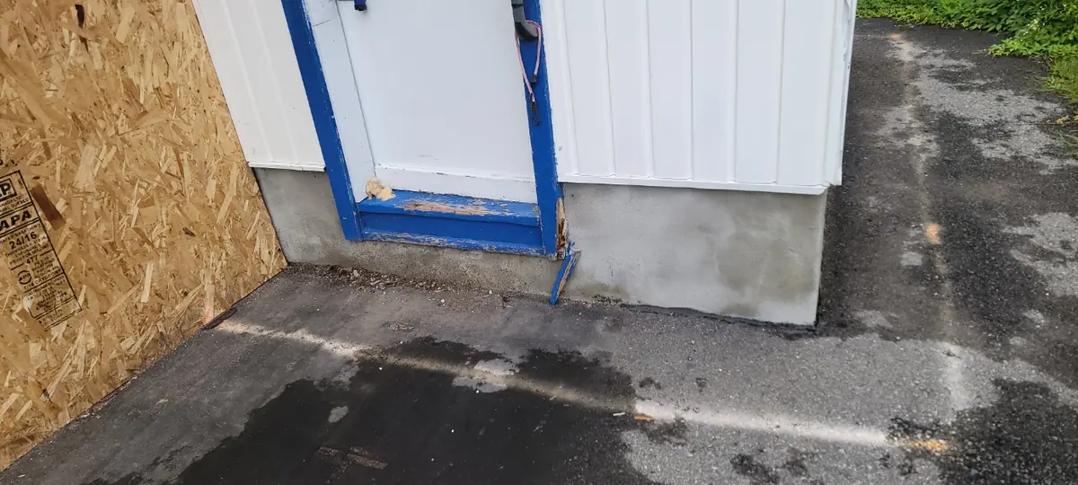 Asphalte scié au seuil d'une porte de garage
