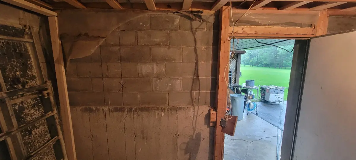Mur de blocs vu du côté garage avec la nouvelle ouverture