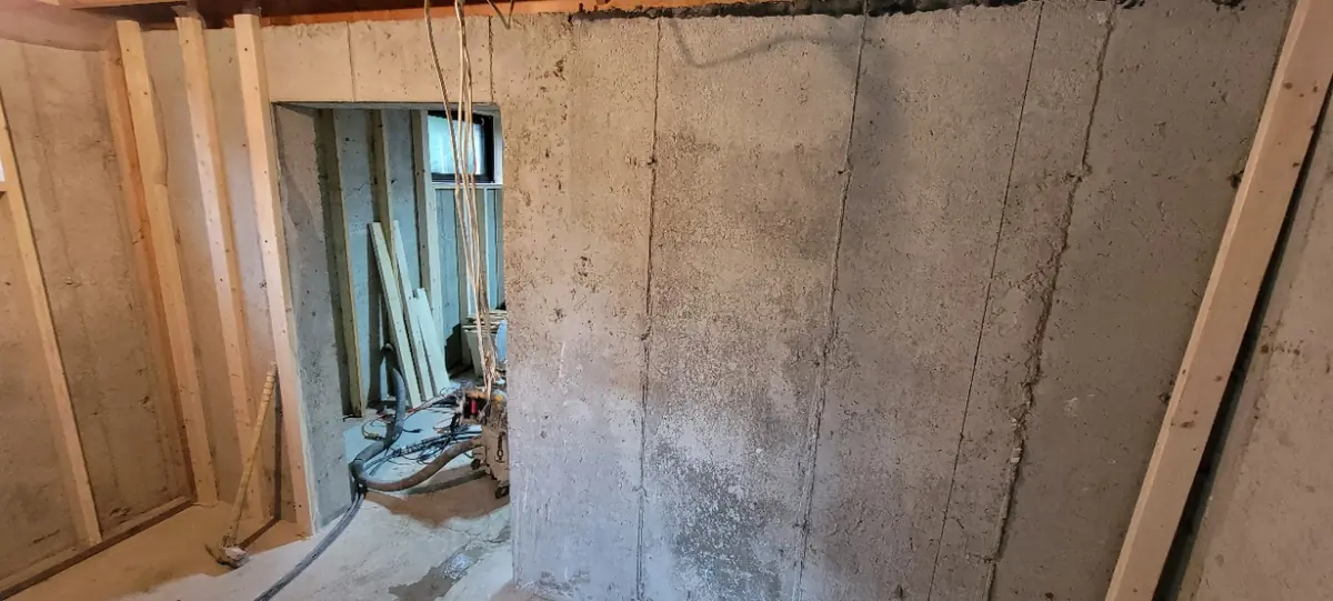 Mur de blocs de béton dans un sous-sol avant la découpe de l'ouverture