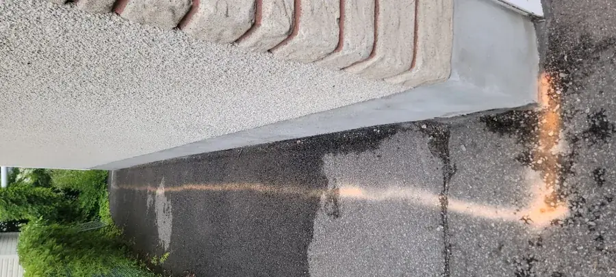 Trait de scie dans l'asphalte le long d'une dalle de garage
